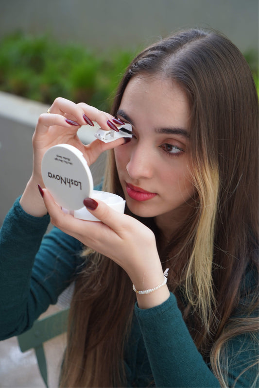 how to apply magnetic lashes with applicator